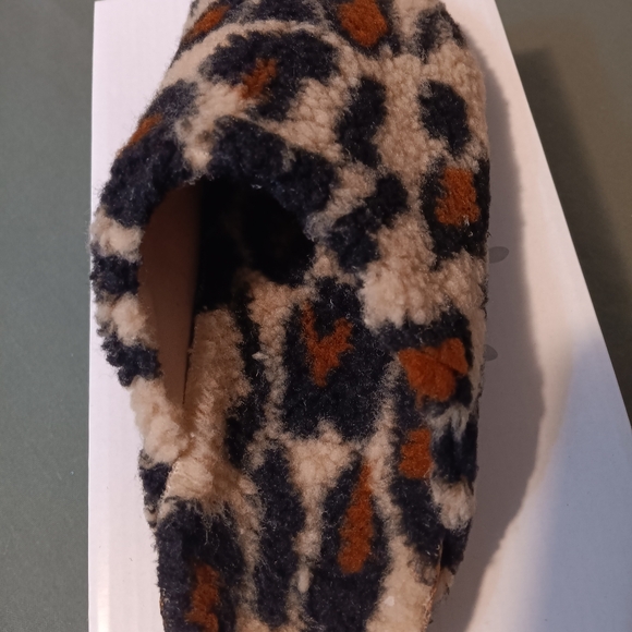 Women's Slippers - Picture 2 of 7